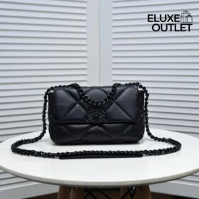 Schwarze Flap Bag 19