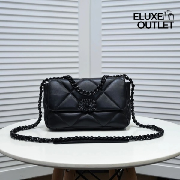 Schwarze Flap Bag 19