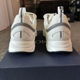 B22 Mesh-Sneaker in Weiß und Grau