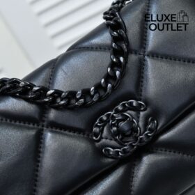 Schwarze Flap Bag 19