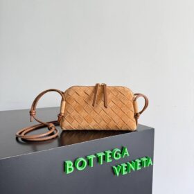 Concert Intrecciato Wildleder-Schultertasche in Beige 18.5 cm