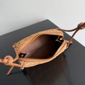 Concert Intrecciato Wildleder-Schultertasche in Beige 18.5 cm