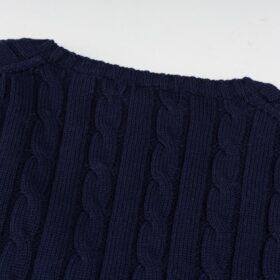 V-Ausschnitt-Pullover aus Zopfstrick Blaue