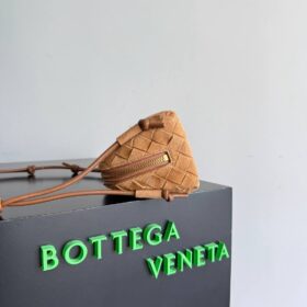 Concert Intrecciato Wildleder-Schultertasche in Beige 18.5 cm