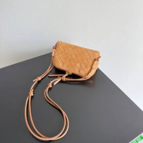 Concert Intrecciato Wildleder-Schultertasche in Beige 18.5 cm