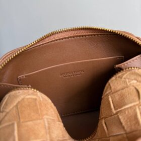 Concert Intrecciato Wildleder-Schultertasche in Beige 18.5 cm