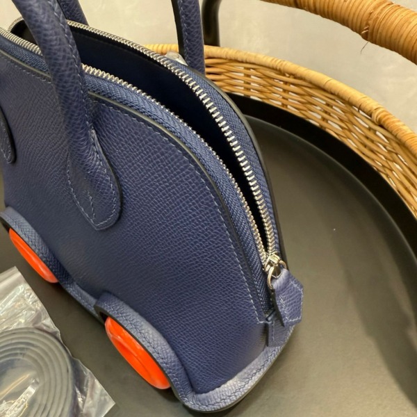 Bleu Saphir Epsom Bolide auf Rädern 19 cm