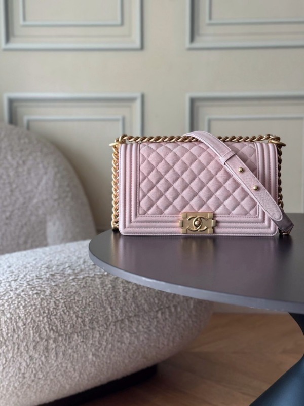 Chanel Boy Caviar Purple – Goldfarbene Beschläge 20,5 cm