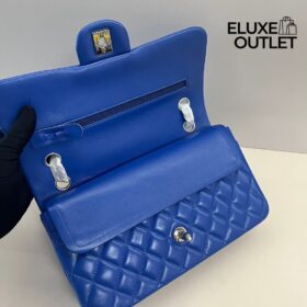 Classic Flap Dunkelblaues Lammleder 25.5 cm