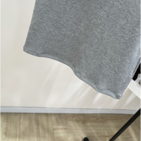 Graues nahtloses Shirt