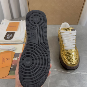 Sneaker in Metallic-Gold