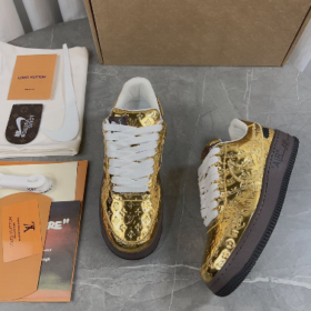 Sneaker in Metallic-Gold