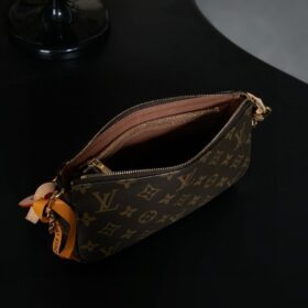 Pochette Monogram Casual Braun 23,5 cm