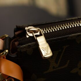 Pochette Monogram Casual Braun 23,5 cm
