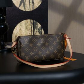 Pochette Monogram Casual Braun 23,5 cm