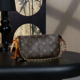 Pochette Monogram Casual Braun 23,5 cm