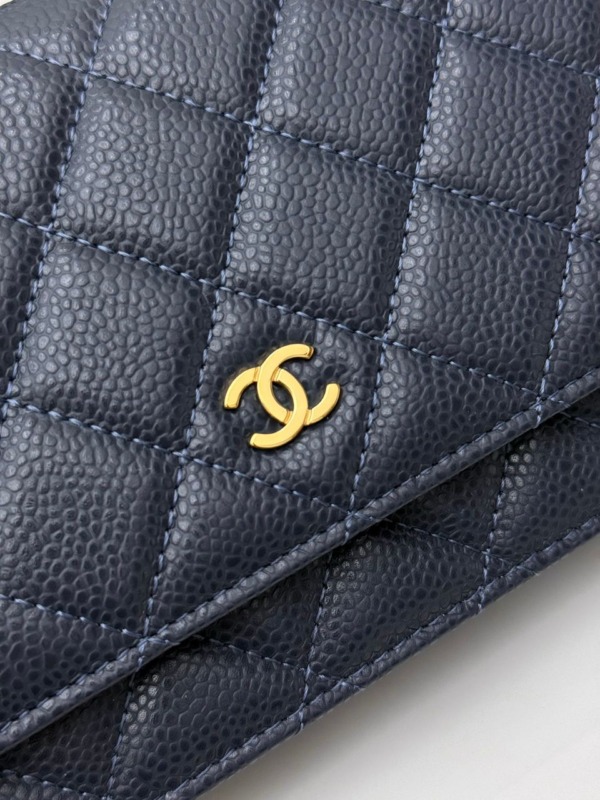 Classic Wallet on Chain Dunkelblau/Gold 19cm