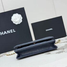 Classic Wallet on Chain Dunkelblau/Gold 19cm