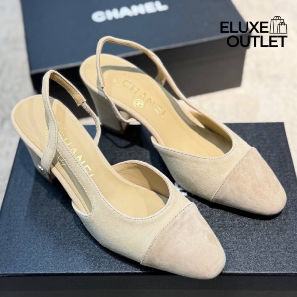 Slingback aus dunkel elfenbeinfarbenem Wildleder