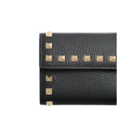 Rockstud Dreifach-Geldbörse aus genarbtem Kalbsleder 11 cm