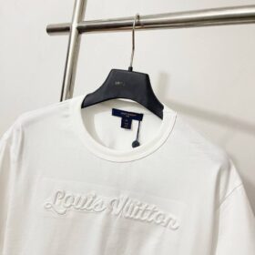 T-Shirt mit gestickter Signatur