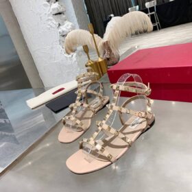 Rockstud Kalbsleder-Sandale Nudebeige