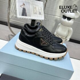Sneaker mit Dreieckslogo