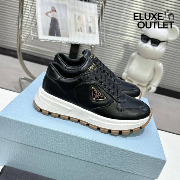 Sneaker mit Dreieckslogo