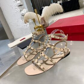Rockstud Kalbsleder-Sandale Nudebeige