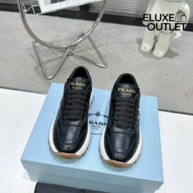 Sneaker mit Dreieckslogo
