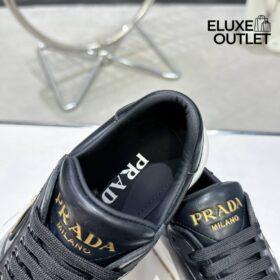 Sneaker mit Dreieckslogo