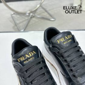 Sneaker mit Dreieckslogo