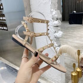 Rockstud Kalbsleder-Sandale Nudebeige