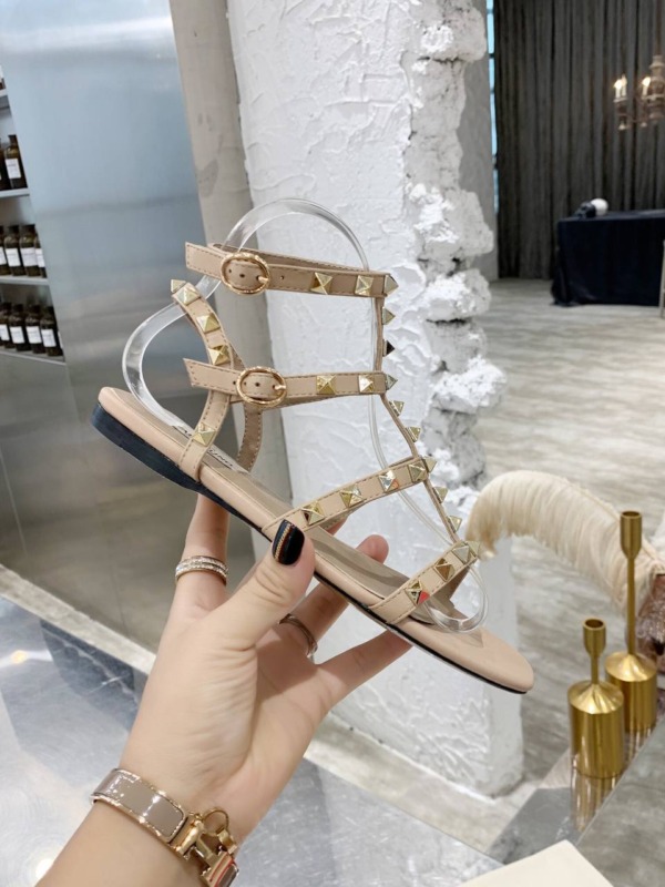 Rockstud Kalbsleder-Sandale Nudebeige