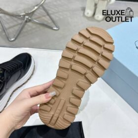 Sneaker mit Dreieckslogo
