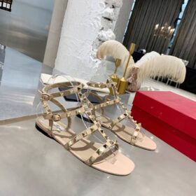 Rockstud Kalbsleder-Sandale Nudebeige