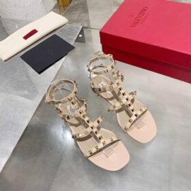 Rockstud Kalbsleder-Sandale Nudebeige