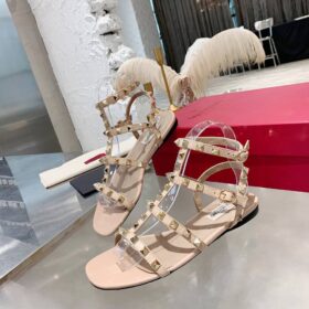 Rockstud Kalbsleder-Sandale Nudebeige