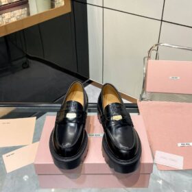 Gebürstete Loafer / Schwarz