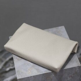 Cassandre Envelope Elefantenmilchweiß 29,5 cm