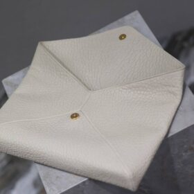 Cassandre Envelope Elefantenmilchweiß 29,5 cm