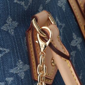 Pleaty Denim Blau Monogram 26 cm