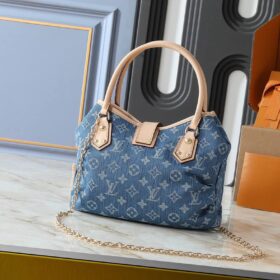 Pleaty Denim Blau Monogram 26 cm