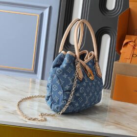 Pleaty Denim Blau Monogram 26 cm