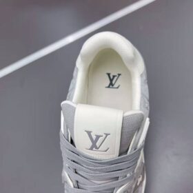 Trainer Grau