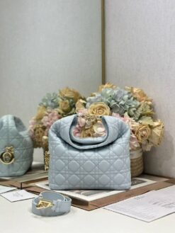 Hobo-Tasche aus eisblauem Cannage-Lammleder 24 cm