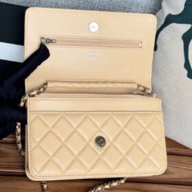 Classic Wallet on Chain Beige/Lammfell Leather Silber 19 cm