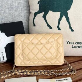 Classic Wallet on Chain Beige/Lammfell Leather Silber 19 cm