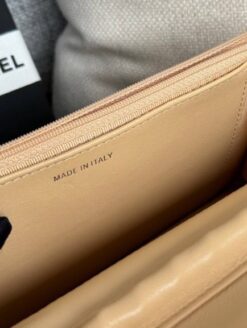 Classic Wallet on Chain Beige/Lammfell Leather Silber 19 cm