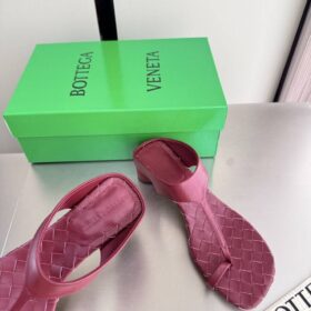 Livia Zehenstegsandalen Claret